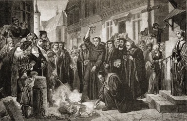 Martin Luther (1483-1556) verbrennt die päpstliche Bulle im Jahr 1520